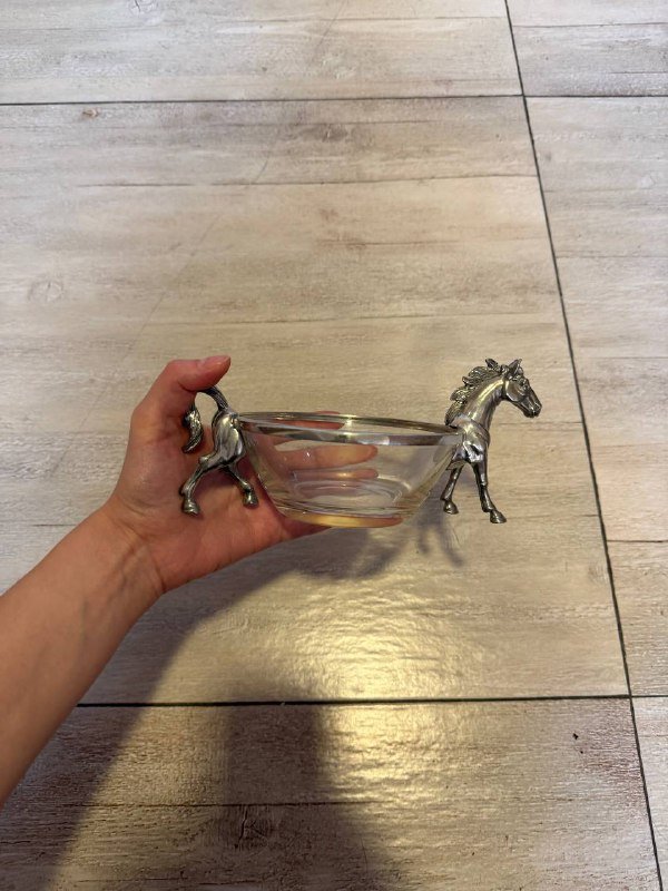 Декоративная тарелка с лошадьми