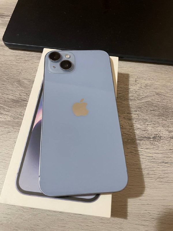 iPhone 14 Plus 256GB с двумя чехлами