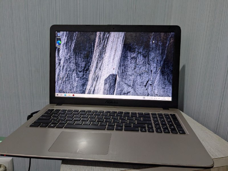 Ноутбук Asus Intel Pentium N3700 GeForce 810M 4GB RAM 128GB SSD
