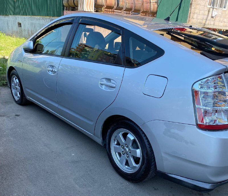 ახალი TOYOTA PRIUS ავტომობილი 3