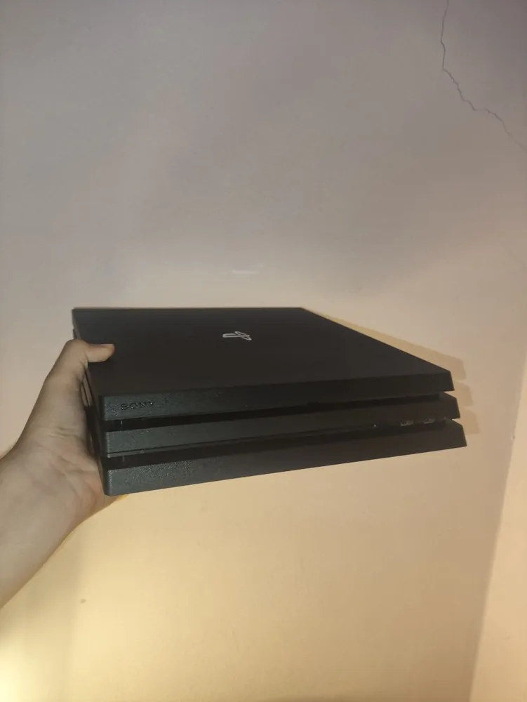 PS4 Pro, 2 джойстика, 3 игры 1