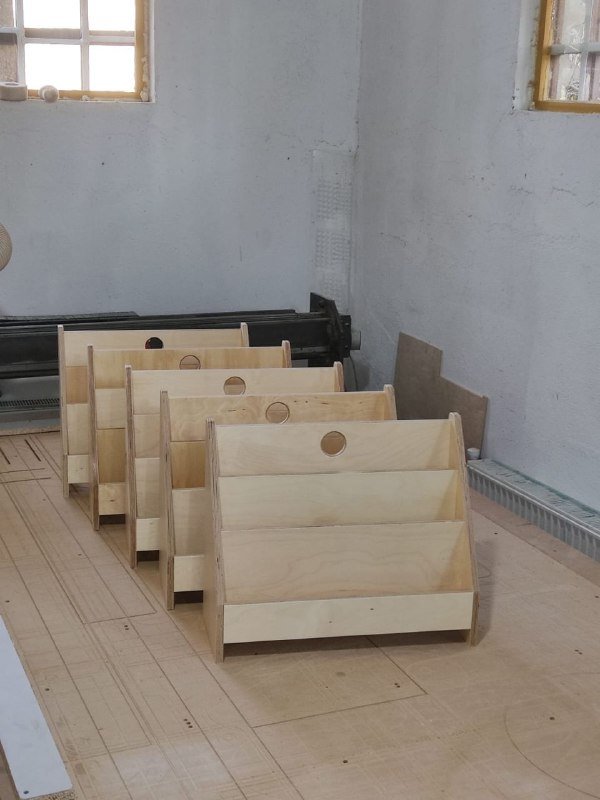 Книжная полка Монтессори