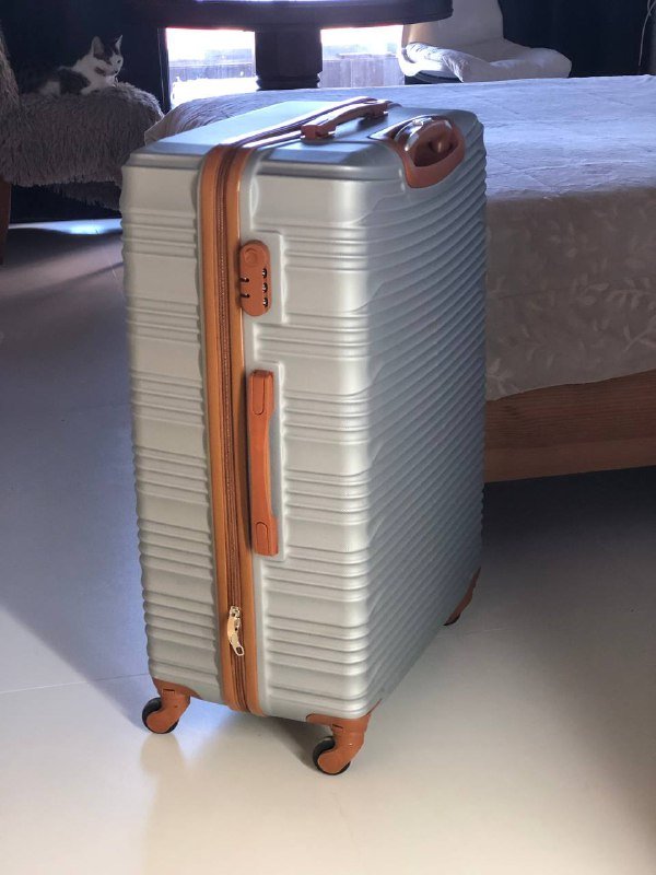 Большой чемодан с быстросьемными колесиками