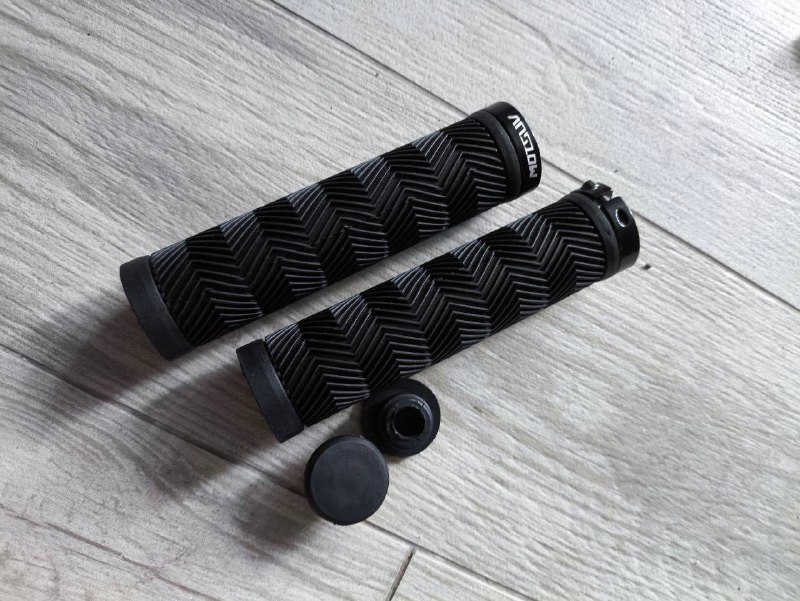 грипсы, очки, седло новое, насос маленький 5