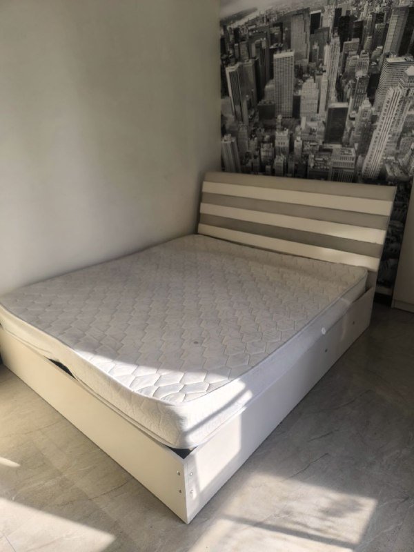 Кровать, холодильник, прихожая с зеркалом