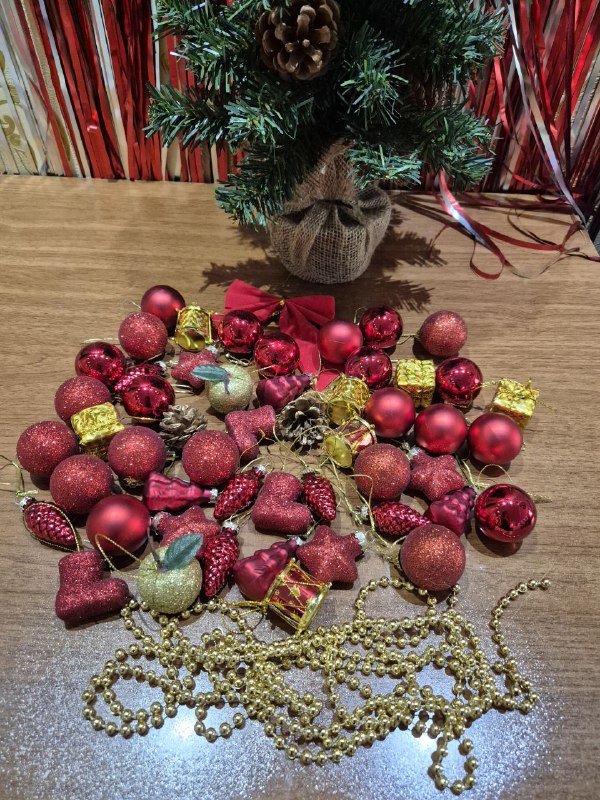 Ёлка с шишками и ягодами, игрушки, гирлянды, венок на дверь 5