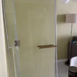 Стеклянная дверь в душевую 1