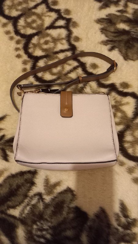 Сумочка новая белая с коричневым ремешком 2