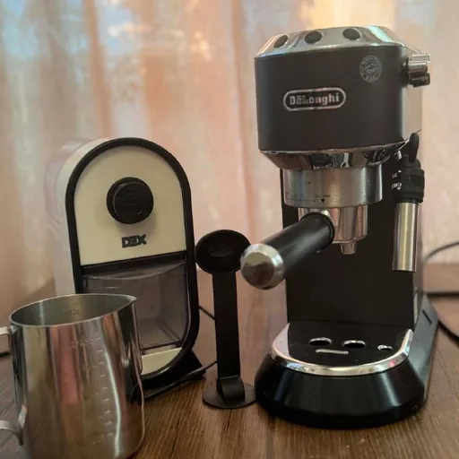 Кофеварка DeLonghi Dedica, кофемолка DEX, питчер, темпер