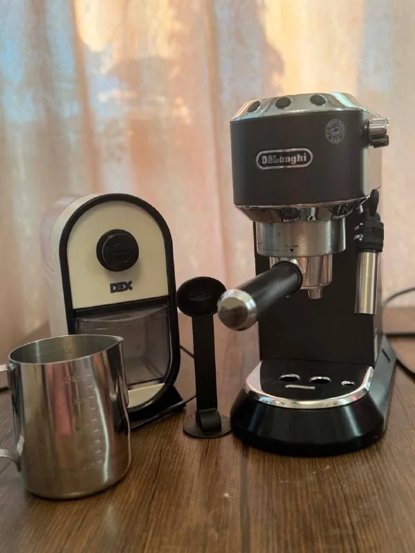 Кофеварка DeLonghi Dedica, кофемолка DEX, питчер, темпер