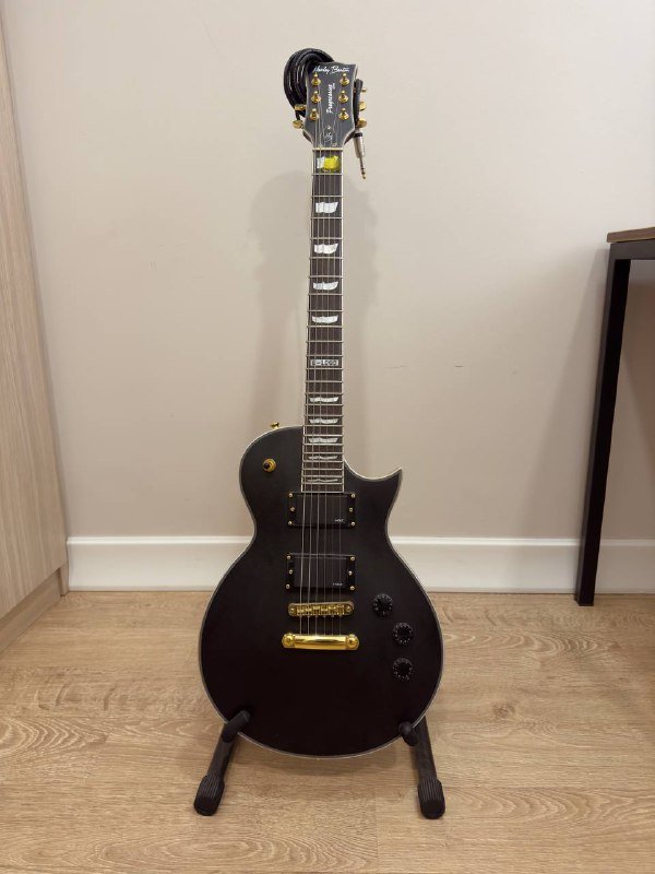 Гитара Harley Benton L-1000 с подставкой