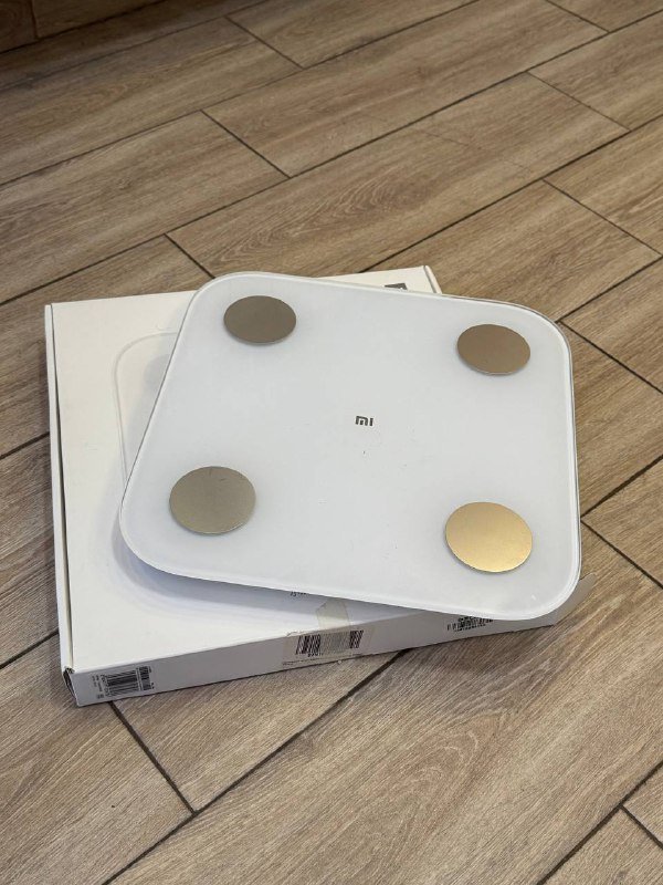 Стеллаж, умные весы Xiaomi, брюки, пиджак Zara, гирлянда, наушники JBL, фотоаппарат Зенит 2