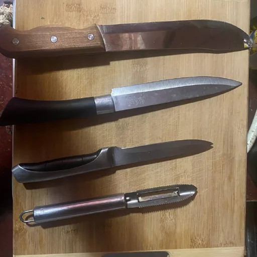 Бамбуковая доска, ножи, овощечистка