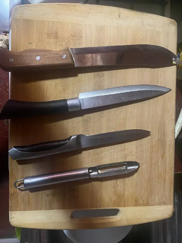 Бамбуковая доска, ножи, овощечистка
