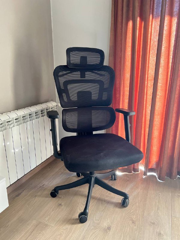 Офисное кресло с регулировкой поддержки спины