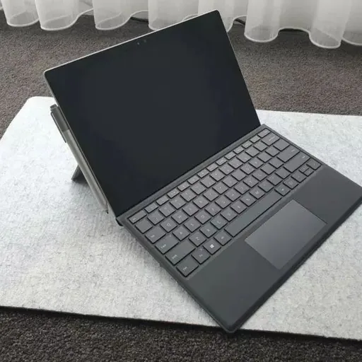 Microsoft Surface Pro 5 с клавиатурой и зарядным устройством
