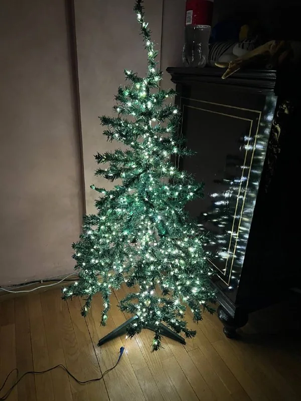 Новогодняя елка, гирлянда, игрушки, мишура 1