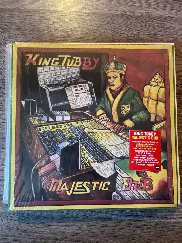 Пластинки от Lana Del Rey, The Doors и других 7