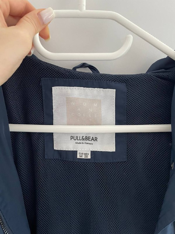 Джинсовая курточка от hm, дождевик от pull and bear, провод type a - type c, чехлы для iPhone 13 Pro 2