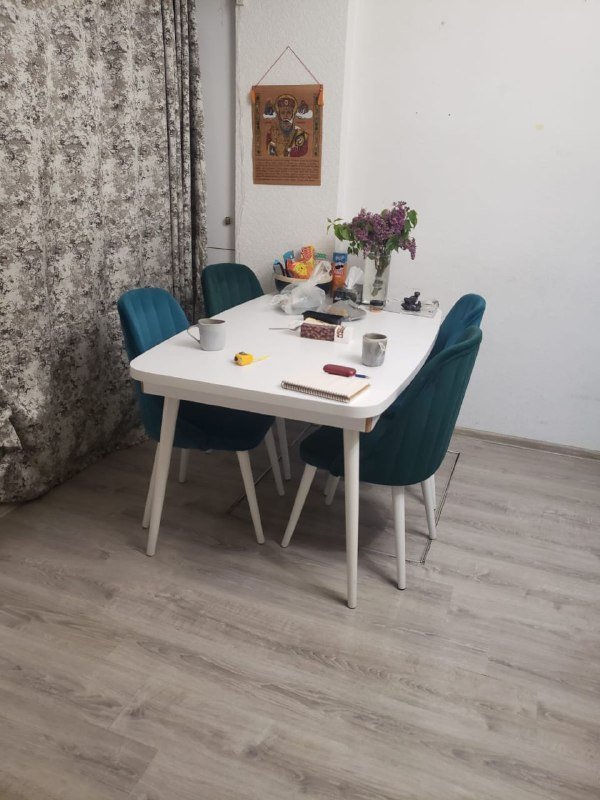 Желтый диван, серый диван, шкаф, письменные столы, кухонный стол, полка 7