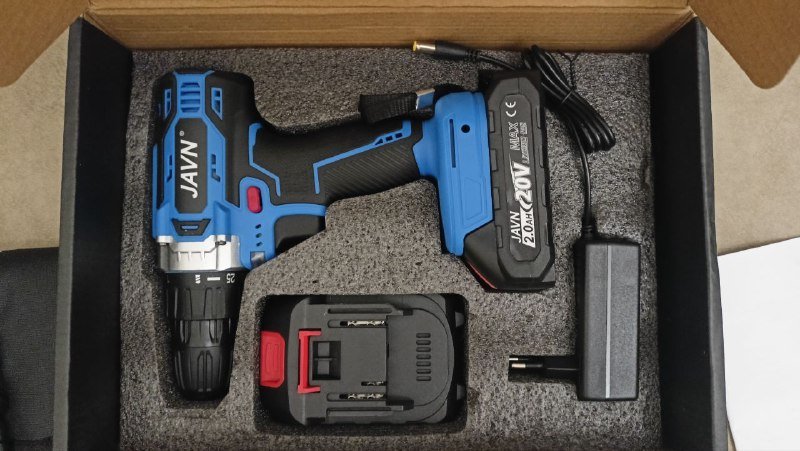 Шуруповерт с аккумуляторами и набором насадок 2