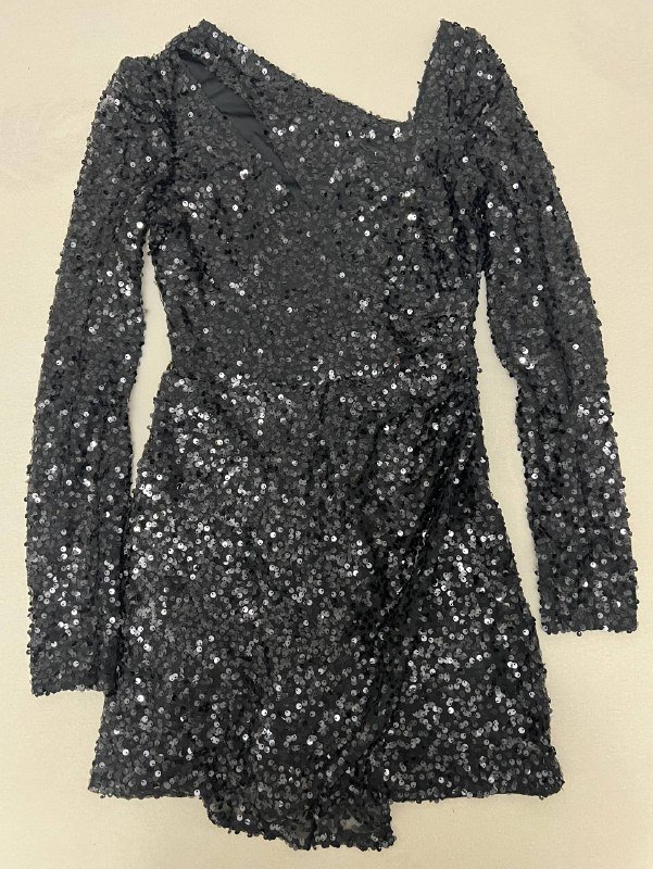 Черное платье в паетках, розовое платье, красное платье, черное платье с рукавами, оранжевый пиджак, черная дубленка