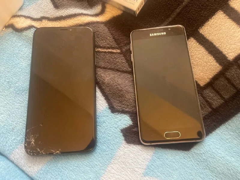 iPhone X, Samsung Galaxy A3 SM-A310F 1
