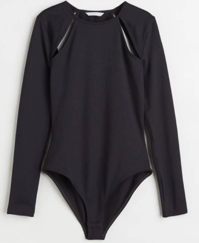 H&M bodysuit, pajama set, Nike hoodie, bodysuit, suit, Zara windbreaker, Puma puffer jacket, Zara blazer, Stradivarius jeans 1