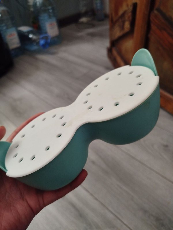 Форма для яиц пашот, пластиковый тазик, гирлянда, бутылка для масла, шапочки одноразовые, часы настенные, пицца-нож, полотенца, коробка для чайных пакетиков, таблетки эспрессо