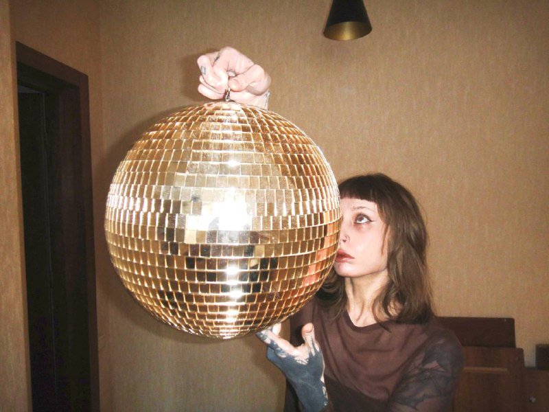 Диско шар кремового цвета