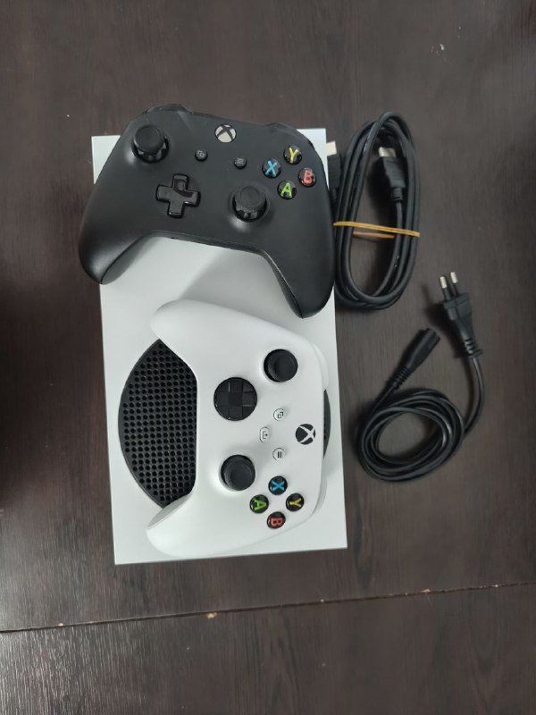 Xbox Series S, два геймпада, HDMI кабель