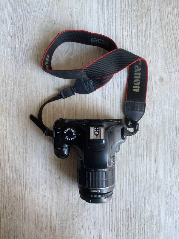 Зеркальная камера Canon EOS 1100D с объективом, зарядным устройством, сумкой 2
