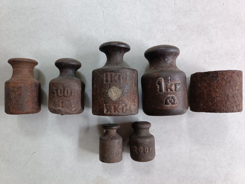 Набор старых гирь для взвешивания