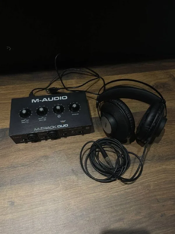 AKG K-72, M-Audio M-Track Duo 1