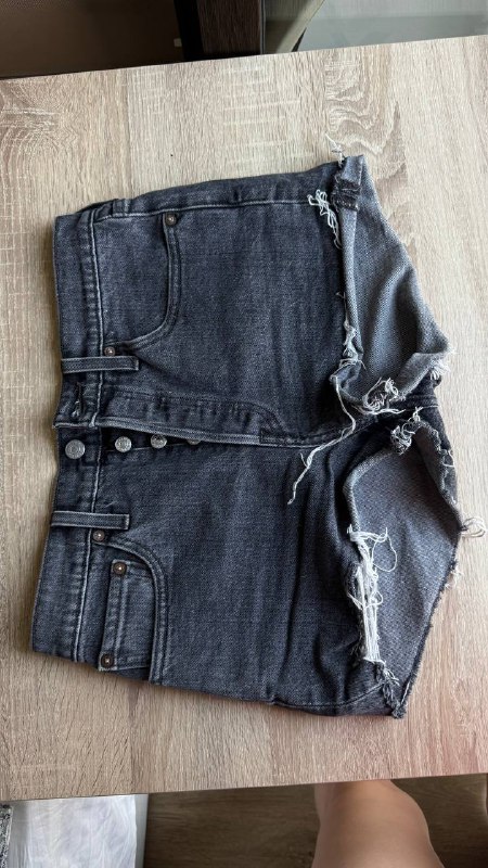 Шорты Levis, босоножки Reserved, черная рубашка DeFacto, белая рубашка Reserved