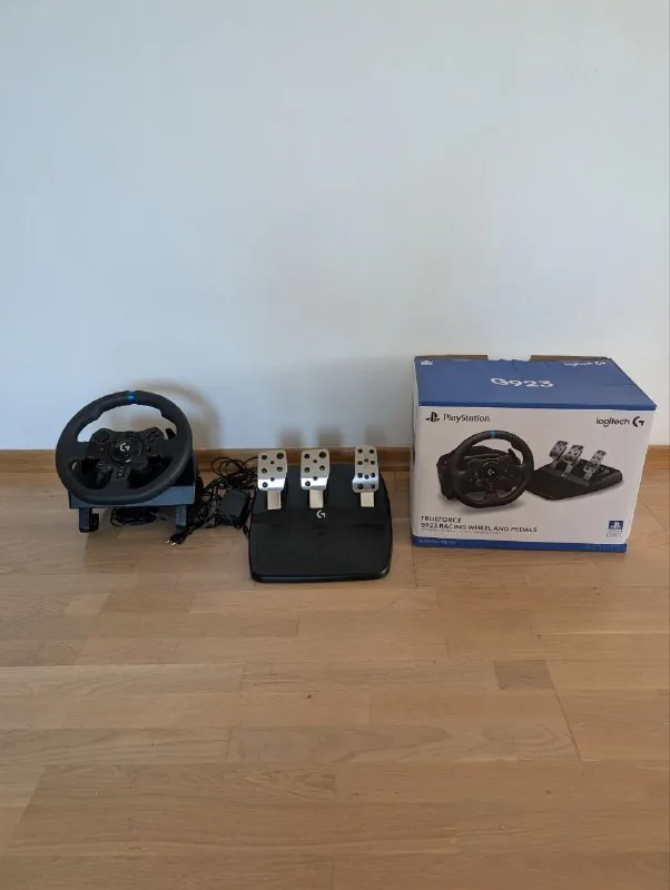 Игровой руль Logitech G923 TrueForce с педалями 1