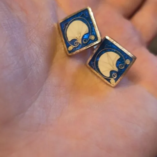 Серебряные запонки, складной стул, книги, тоник, табуретка, перчатки