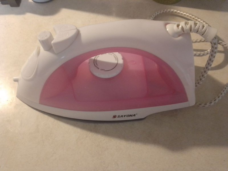 Женская и мужская одежда, утюг, сумки, наушники