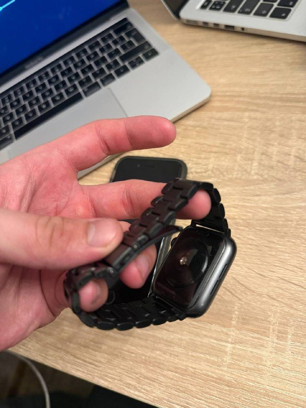 Apple Watch SE со ремешком и зарядным устройством 3