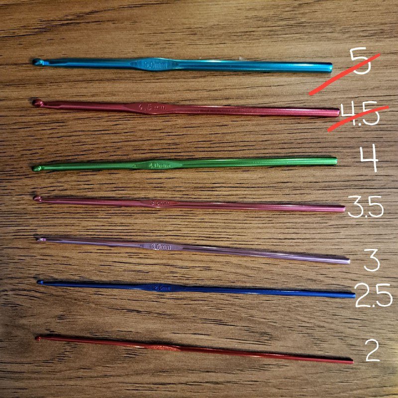 Алюминиевые крючки для вязания разных цветов