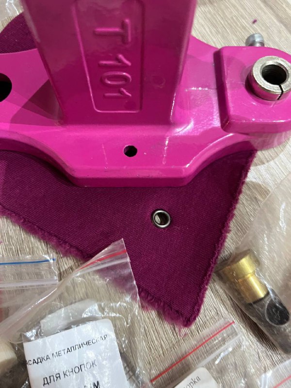 Швейные приспособы, пресс T101, каверлок Bernina 1300 mdc 2