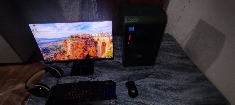 ПК с монитором LG 24, мышь Razer, клавиатура, наушники