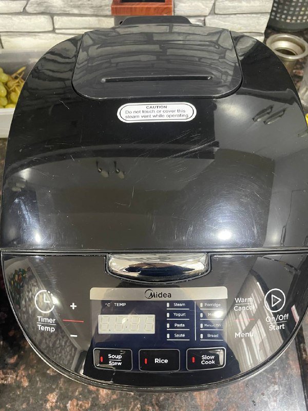 Мультиварка, вафельница, приборы, стол со стулом, одежда