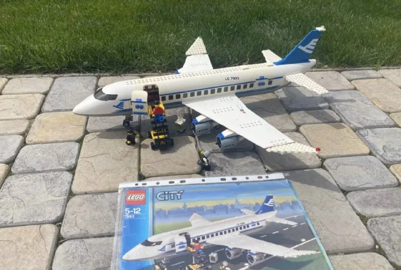 LEGO 7893 — Passenger Airplane 1
