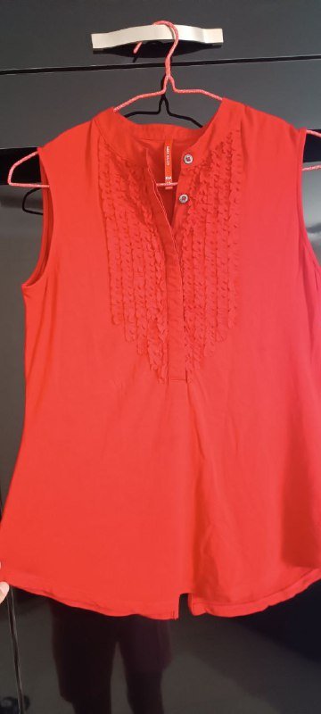 Чёрная Mango, белая Twin-set, красная Karen Millen майка, розовая блуза, оранжевые бермуды COS, голубое платье, цветное платье Springfield 4