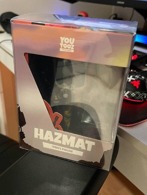 Клавиатура RAZER BLACKWIDOW CHROMA v2, коврик для мышки, игрушка Youtooz RUST 8