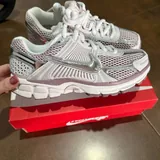 Женские кроссовки Nike Vomero 5 2