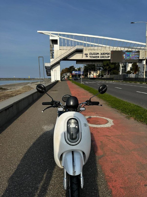 Белый мотоцикл-скутер 4