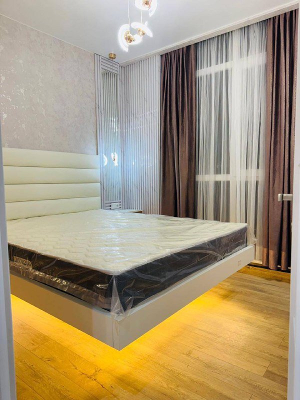 Парящая кровать с ортопедическим матрацем и тумбочками