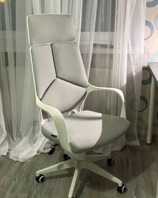Белое компьютерное кресло с подлокотниками и подголовником